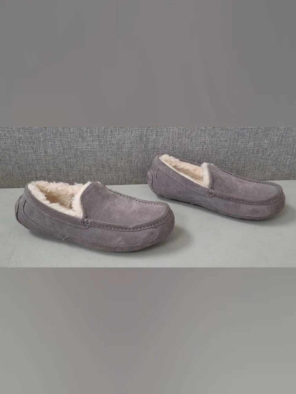 UGG® Ascot Moccasin Suede Slippers Size 7 Used Excellent